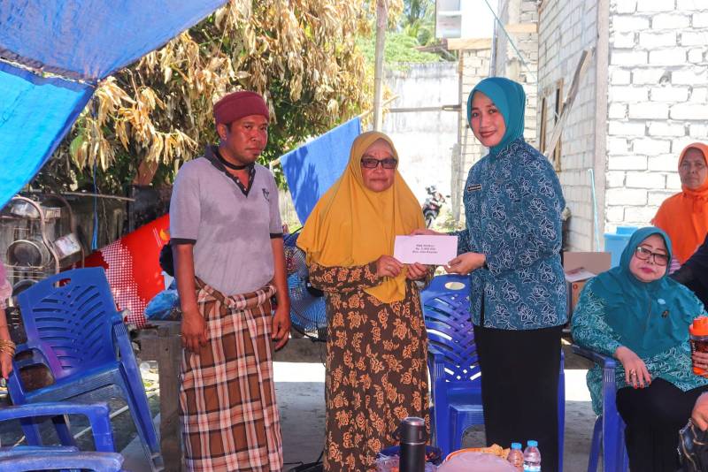 Ketua TP PKK Selayar Bersama Jajaran Serahkan Bantuan Untuk Korban Kebakaran di Desa Buki