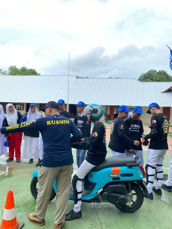 Bersama Dishub Makassar, YRA Sulselbar Edukasi Dua Sekolah Soal Aman Berkendara