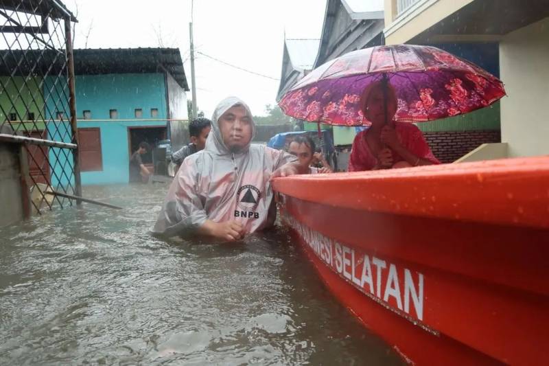 Turunkan 10 Perahu, Gubernur Instruksikan BPBD Evakuasi Warga Terdampak Banjir