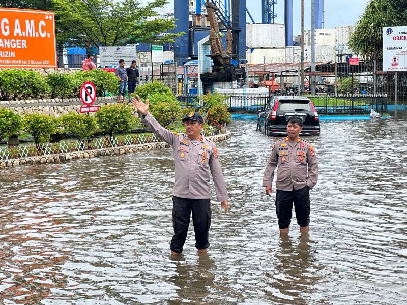Wakapolres Pelabuhan Makassar Pantau Situasi Banjir di Kecamatan Wajo
