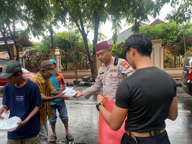 Jumat Ke 61,Polres Bantaeng Kembali Bagikan 525 Nasi Kotak Untuk Berbuka Puasa Ke Warga
