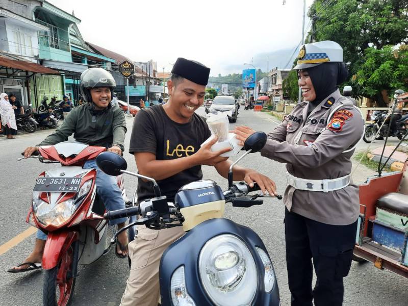 Jelang Buka Puasa, Personel Polres Majene Bagi-Bagi Takjil Gratis