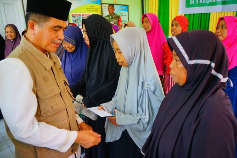 Hari Kedua di Pulau Kayuadi, Wabup Salurkan Zakat Dari Baznas dan Bantuan Dari Kemensos