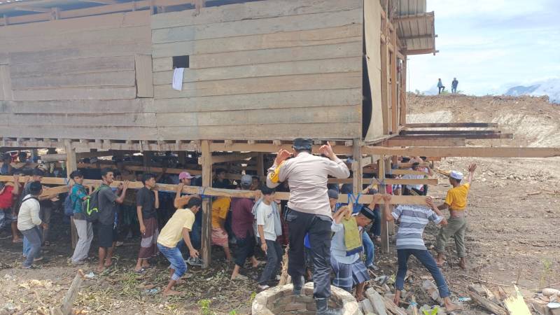 Polsek Pajukukang Bersama Warga Lakukan Gotong Royong Pindahkan Rumah Warga