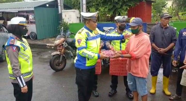 Jumat Berkah, Satlantas Polres Pelabuhan Makassar Berbagi Nasi Kotak ke Petugas Kebersihan