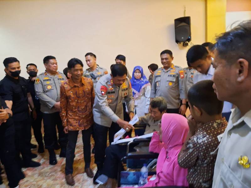 Kapolda Bersama Kapolrestabes Berikan Bantuan Rumah ke Anggota Polisi Penderita Stroke 