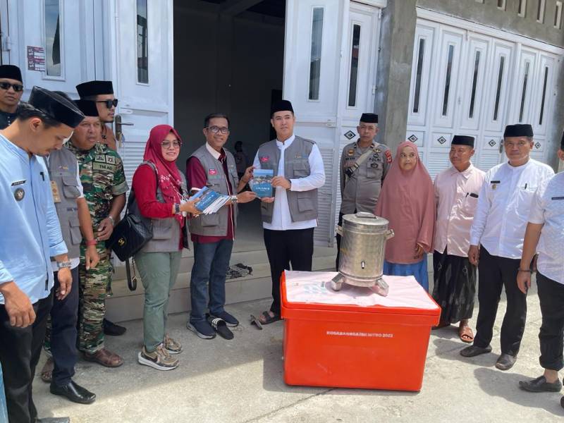Rektor IBK Nitro Bersama Bupati Pangkep Serahkan Bantuan ke Warga Pulau Salemo