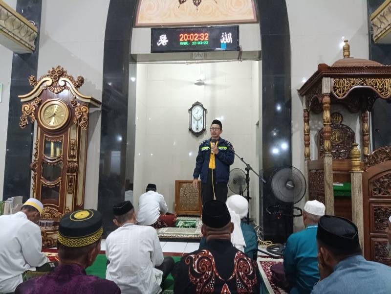 Berikan Ceramah di Masjid Jami Ar Ridha, Bhabinkamtibmas Kodingareng Ajak Warga Perbanyak Amal Ibadah