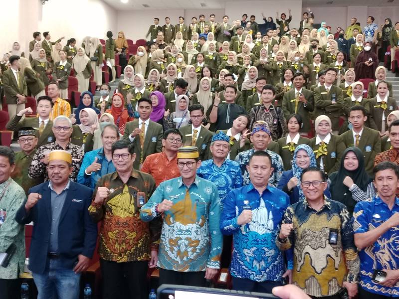 Poltekpar Makassar Hadirkan Sandiaga Uno, Pada Studium Generale