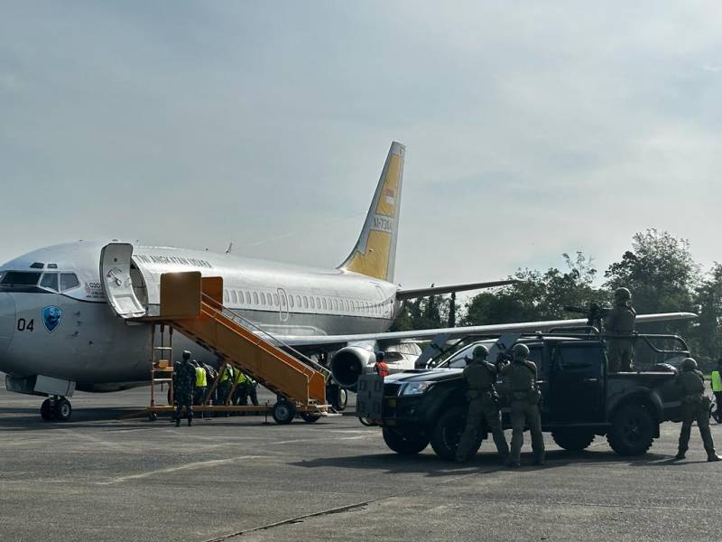 TNI AU Lanud Hasanuddin Simulasi Pendaratan Paksa Pesawat Asing