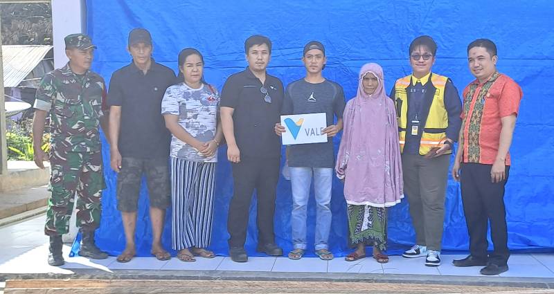 PT Vale Serahkan Bantuan untuk Korban Kebakaran di Desa Puubunga Kolaka
