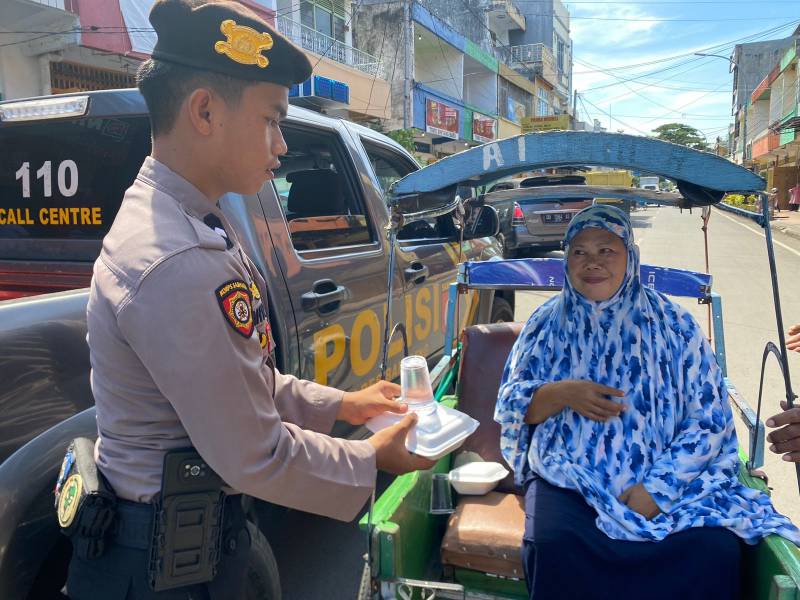 Jumat ke-65, Polres Bantaeng Kembali Bagikan 506 Nasi Kotak Gratis ke Warga