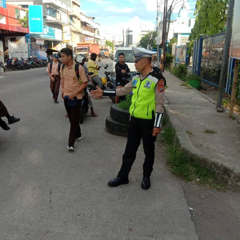 Unit Lantas Polsek Ujung Tanah Rutin Pengaturan Lalu lintas di Depan Sekolah