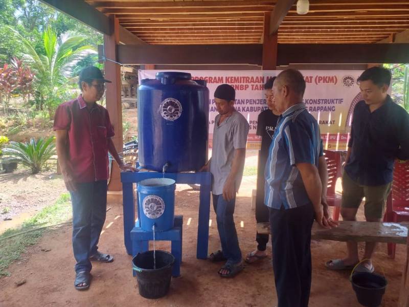 LPM UNM Buat Konstruksi Penjernih Air di Desa Anabanna Sidrap