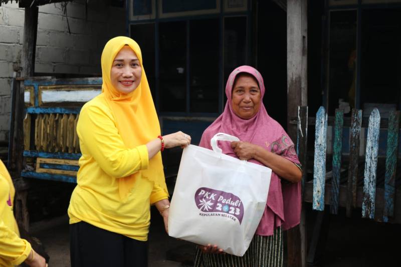 TP PKK Kepulauan Selayar Berbagi Paket Ramadan Kepada Warga Kurang Mampu