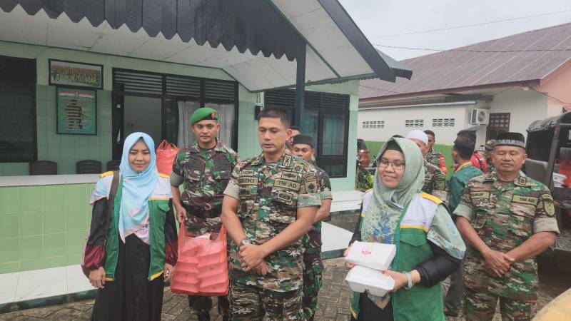 Kodim dan Baznas Bone Bagi Paket Buka Puasa