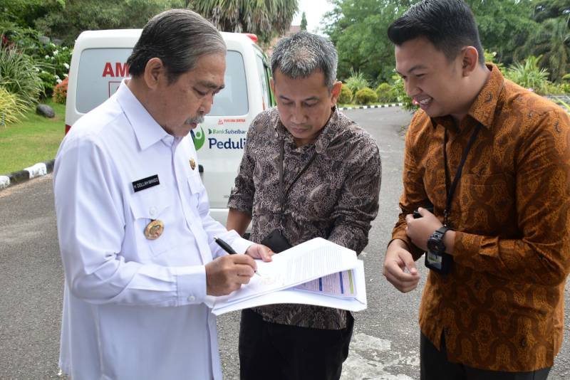 Pemkab Sidrap Terima Bantuan Mobil Ambulans  CSR Bank Sulselbar