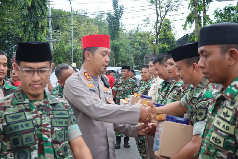 Dandim Bersama Kapolres Bagikan Bingkisan Lebaran Ke Anggota Kodim 1410/Bantaeng