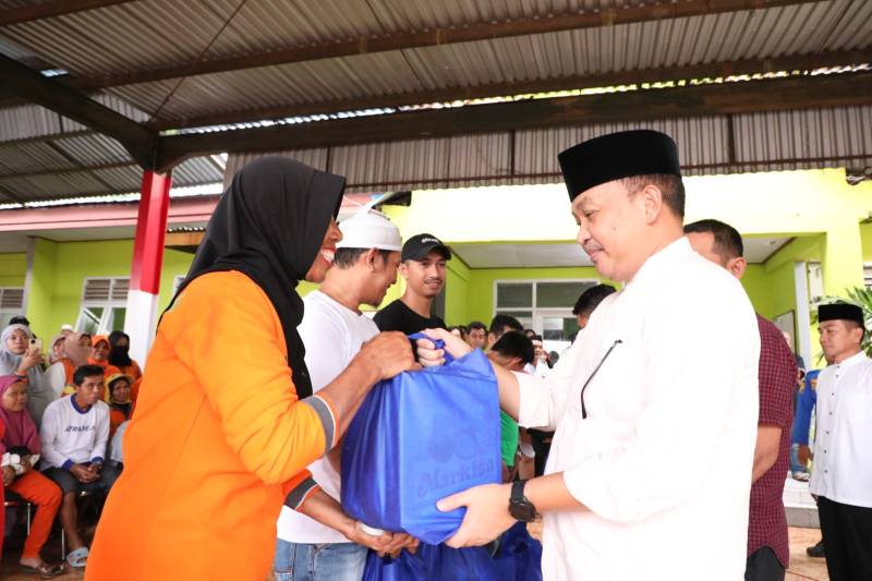 458 Petugas Kebersihan dapat Paket Lebaran dari Bupati Bantaeng