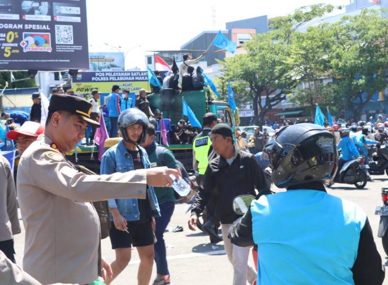 AKBP Yudi Frianto Pengamanan Demo Sambil Bagikan Air Minum ke Massa