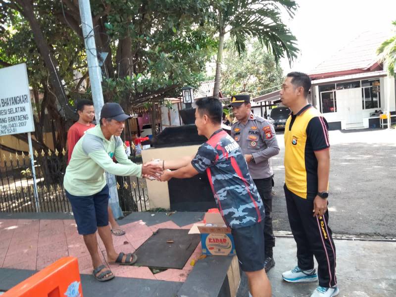 Jumat Ke - 66,Kapolres Bersama Dandim 1410/Btg Bagikan 600 Nasi Kotak siap Saji Ke Warga