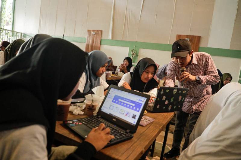 Kembangkan Ekonomi Kreatif, PMN Sulsel Gelar Pelatihan Desain Grafis dan Bantuan Alat Pendidikan-Olahraga