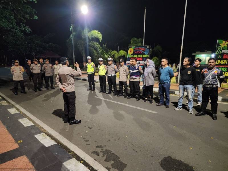 Kabag SDM Polres Bantaeng Pimpin Apel Pengamanan Pagelaran Cinta Budaya Kearifan Lokal di Pantai Seruni