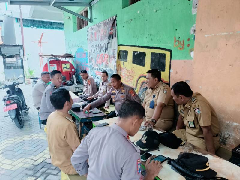 Sosialisasi Polisi RW, Kasat Binmas Koordinasi Bersama Lurah Sambil Ngopi
