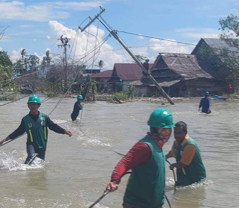 Di Tengah Banjir, Begini Perjuangan Petugas PLN Pulihkan Pasokan Listrik di Dusun Towara dan Dusun Rakki-rakki