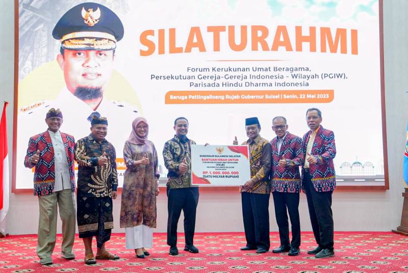 Gubernur Sulsel Serahkan Hibah Rp1 M untuk Forum Kerukunan Umat Beragama