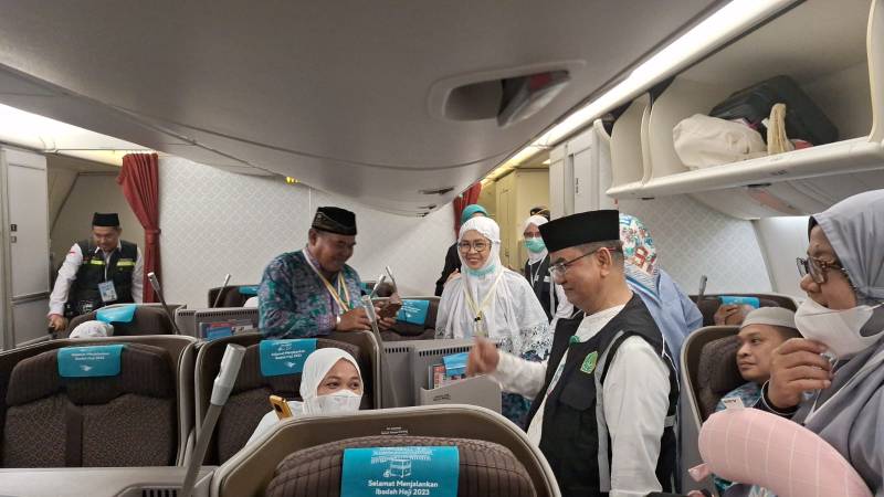 Samsu Niang Lepas Jemaah Haji Kloter 2 UPG, Kakanwil : Janganki Malu Bertanya ke Petugas