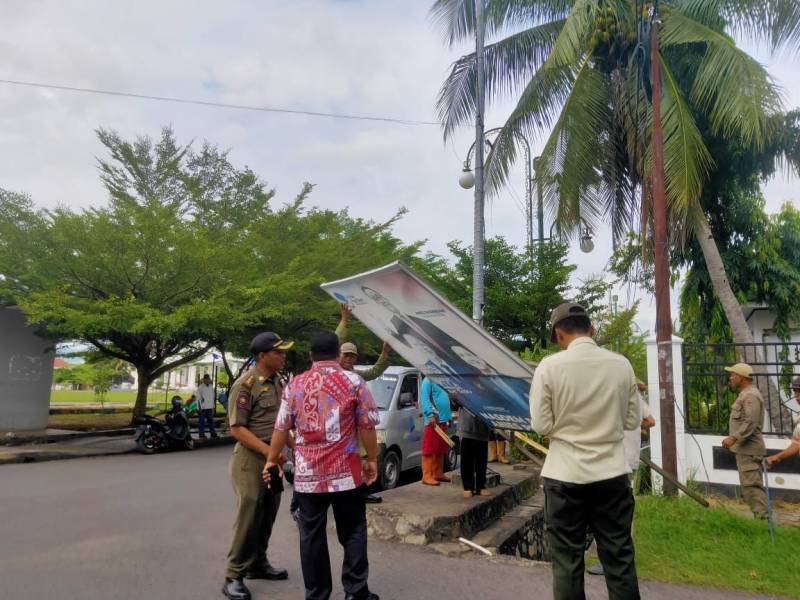 Dinas Lingkungan Hidup Palopo Tertibkan Baliho dan Spanduk