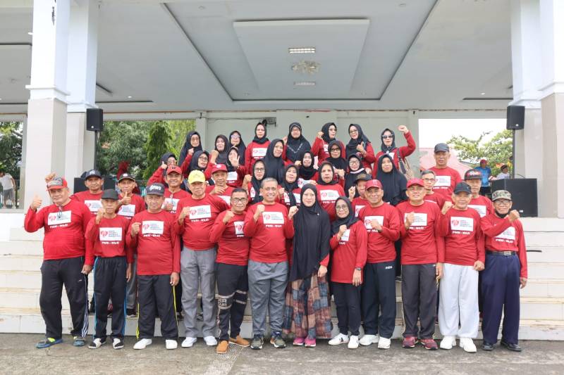 Bersama Ketua TP PKK, Amran Mahmud Ikuti Senam Lansia Bersama