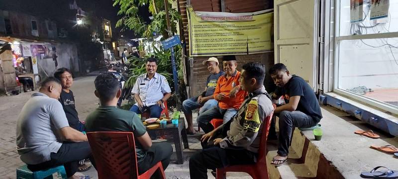 Bhabinkamtibmas Camba Berua Ronda Bersama Warga Jaga Harkamtibmas