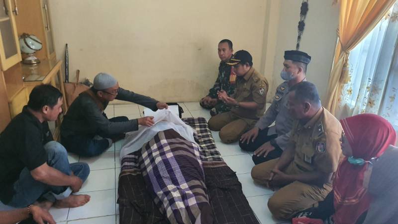 Bentuk Empati, Bhabinkamtibmas Pattunuang Melayat ke Rumah Warganya yang Berduka