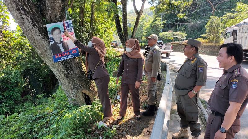 Dinas LHK Dan Satpol PP Tertibkan Spanduk Yang Terpaku Dipohon 