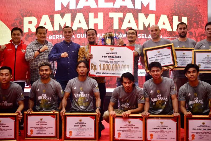 Gubernur Andi Sudirman Serahkan Bonus Rp1 Miliar untuk PSM Makassar