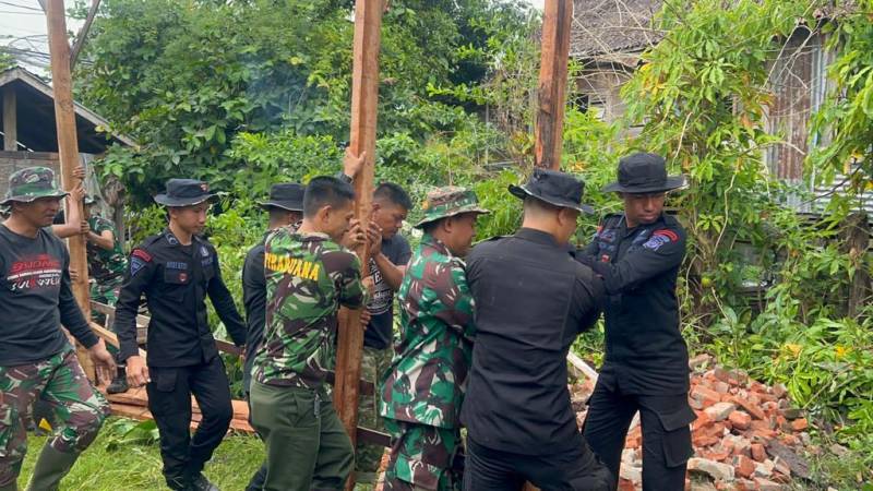 Bersama Baznas dan Kodim 1407/Bone, Brimob Bone Bedah Rumah Warga Tidak Mampu