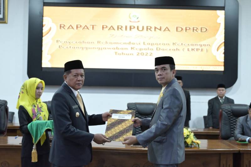 DPRD Soppeng Serahkan Rekomendasi LKPJ Kepala Daerah 2022