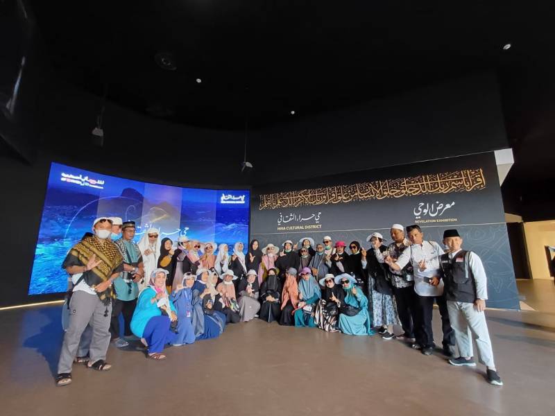Jemaah Haji KBIHU Cahaya Madinah Multazam Kunjungi Museum Wahyu dan Pasar Kakiyah