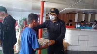 Danny Berbagi Bersama Penumpang Kapal