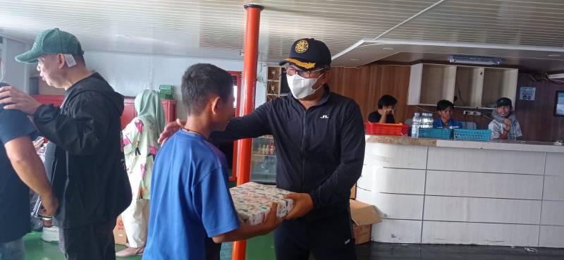 Danny Berbagi Bersama Penumpang Kapal