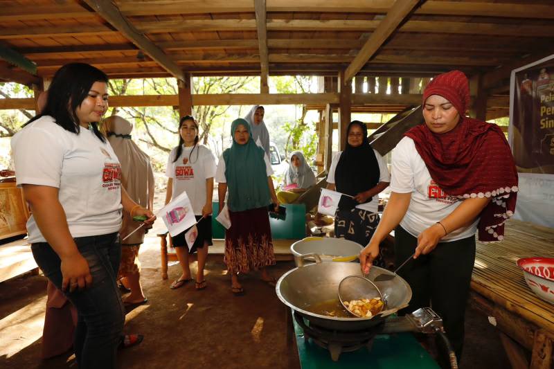 Pemuda dan Perempuan Ganjar Latih Ibu-Ibu Buat Keripik Singkong di Gowa
