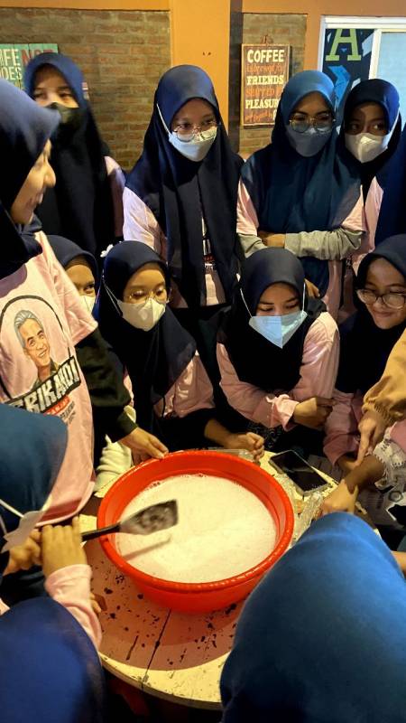 Srikandi Ganjar Latih Perempuan Milenial Buat Sabun Cuci Piring