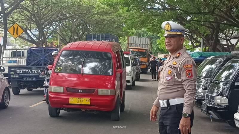Kasat Lantas Polres Bantaeng Turun Langsung Lakukan Pengamanan dan Pengaturan Arus Lalu Lintas