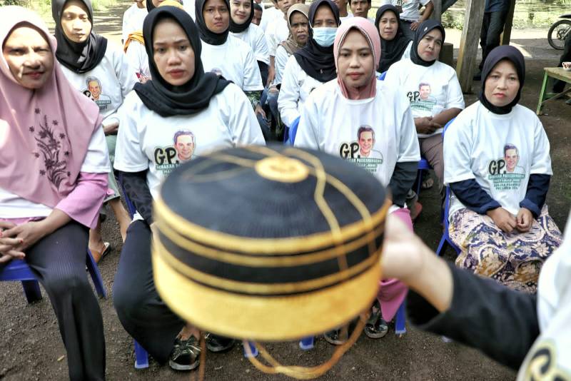 Gerakan Passeddingeng Ganjar Gelar Pelatihan Songkok Recca untuk Warga Bone