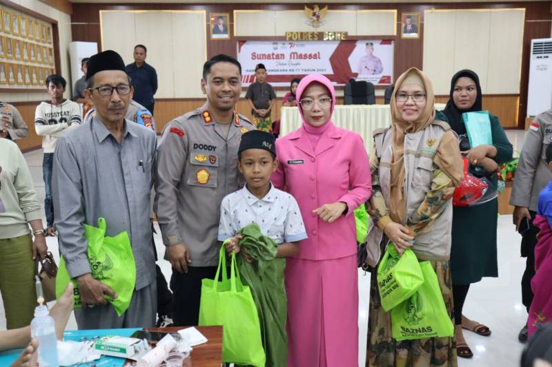 Hut Bhayangkara Ke-77, Polres Bone dan Baznas Bagikan Warung Literasi Dan Khitanan Massal