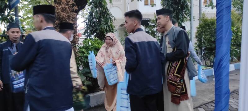 Unismuh Makassar Bagikan Ribuan Paket untuk Jamaah Salat Idul Adha