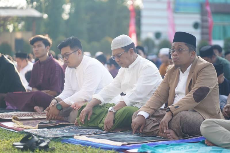Dirut Tonasa Shalat Id di Pelataran Kantor Pusat PT Semen Tonasa