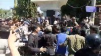IMG_20230607_180700 Demo HMI Majene Menolak Penundaan Pilkades di Kantor Bupati Majene Berujung Ricuh